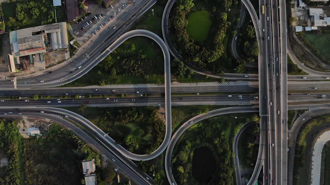 고속도로 위쪽 전망, 도로 교통 중요한 인프라