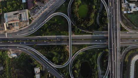 vista de arriba de la autopista, el tráfico vial es una infraestructura importante