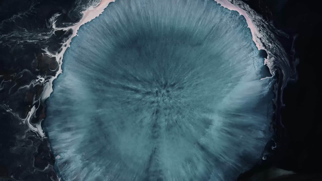 explosión de una nebulosa de tinta líquida azul abstracta