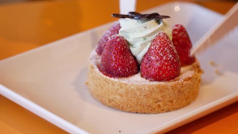 strawberry tart with mint cream