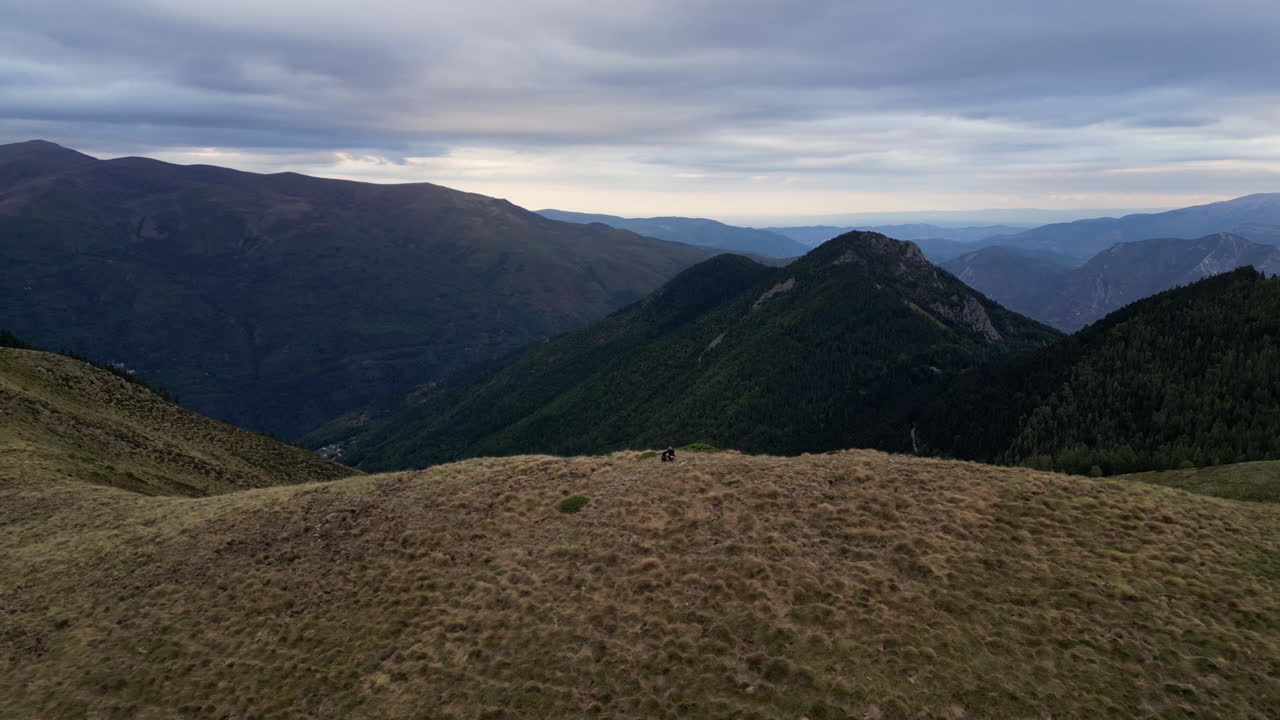 드론 촬영 및 그녀의 개와 하이킹에서 휴식을 취하는 여자의 축소