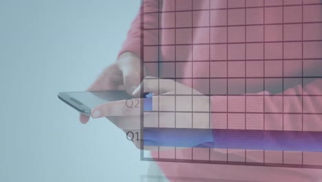 Animation-Der-Statistischen-Datenverarbeitung-über-Dem-Mittelteil-Eines-Mannes,-Der-Im-Freien-Sein-Smartphone-Nutzt