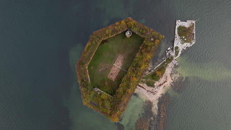 Impresionante-Vista-Aérea-A-Vista-De-Pájaro-De-Fort-Gorges,-Maine