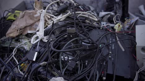 Großer-Stapel-Recycelter-Elektronikschrott,-Verschiedene-Kabel-Und-Leitungen-Mit-Adaptern,-Engagement-Für-Den-Umweltschutz-Und-Das-Streben-Nach-Einer-Saubereren-Und-Nachhaltigeren-Technologielandschaft