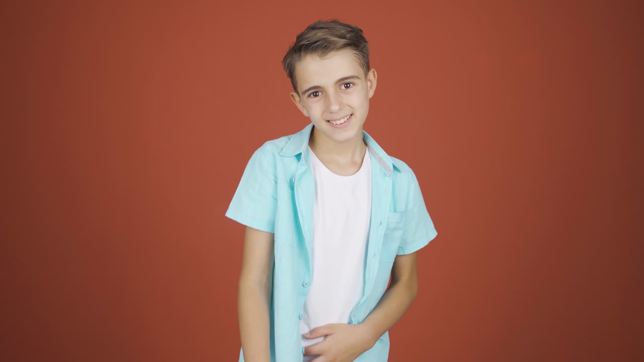 un chico haciendo un guiño a la cámara.