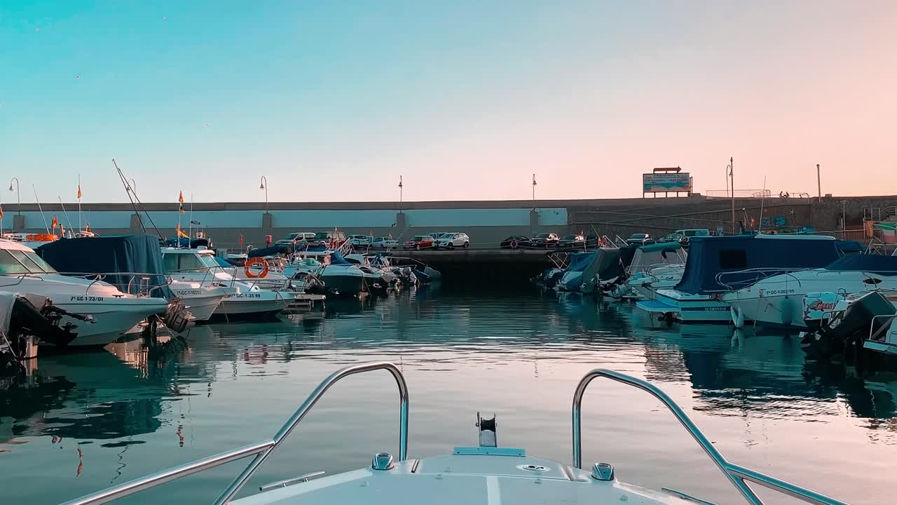 yate entrando en el muelle al atardecer