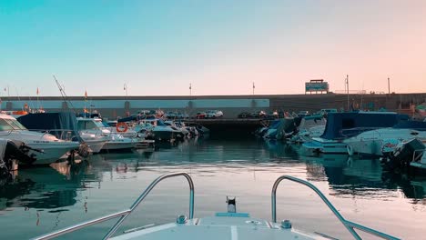 Yacht-Betritt-Das-Dock-Bei-Sonnenuntergang