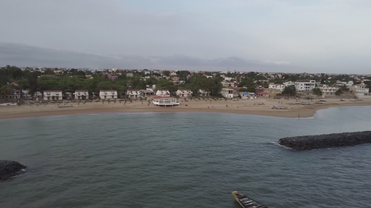 toma aérea de camión de la costa de la ciudad de saly, senegal