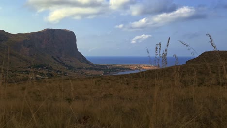 Paisaje-Conmovedor-De-La-Reserva-Natural-Siciliana-Riserva-Dello-Zingaro-En-Sicilia-Con-Montañas,-Acantilados-Y-Bahías-Vistas-Desde-El-Coche