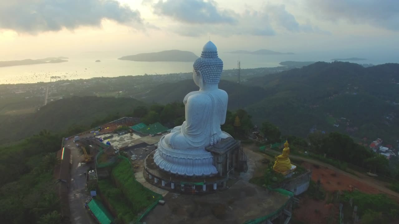 восход солнца в заливе чалонг когда вы на вершине холма большой статуи будды вы можете видеть окружают остров пхукет