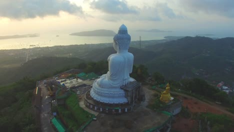amanecer en la bahía de chalong cuando estás en la cima de la colina de la estatua del gran budo puedes ver alrededor de la isla de phuket