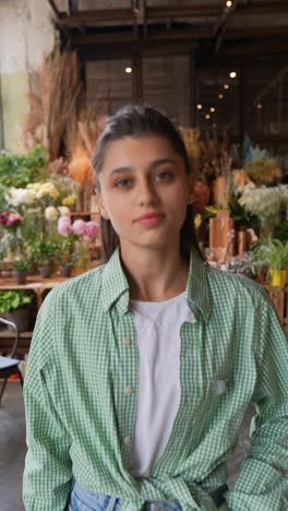 mujer en una floristería