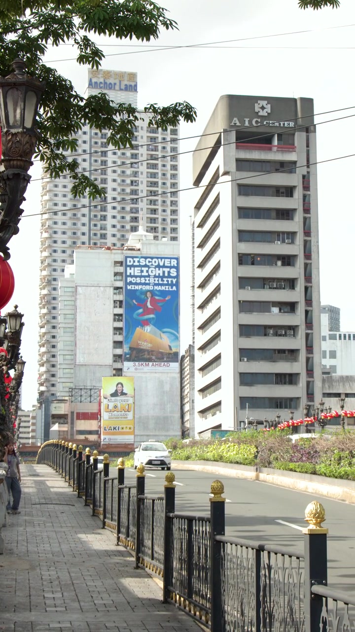 Scorcio di strada urbana con lanterne cinesi e grattacieli moderni