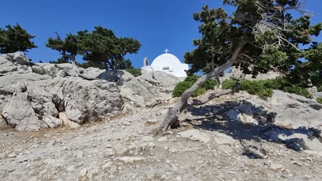 Una-Pequeña-Iglesia-Blanca-Sobre-Una-Colina-Rocosa