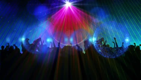 bolas azules colgando contra las luces de la discoteca sobre siluetas de personas bailando