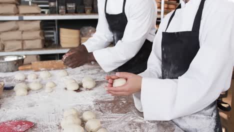 Diversos-Panaderos-Trabajando-En-La-Cocina-De-La-Panadería,-Haciendo-Panecillos-De-Masa-En-Cámara-Lenta