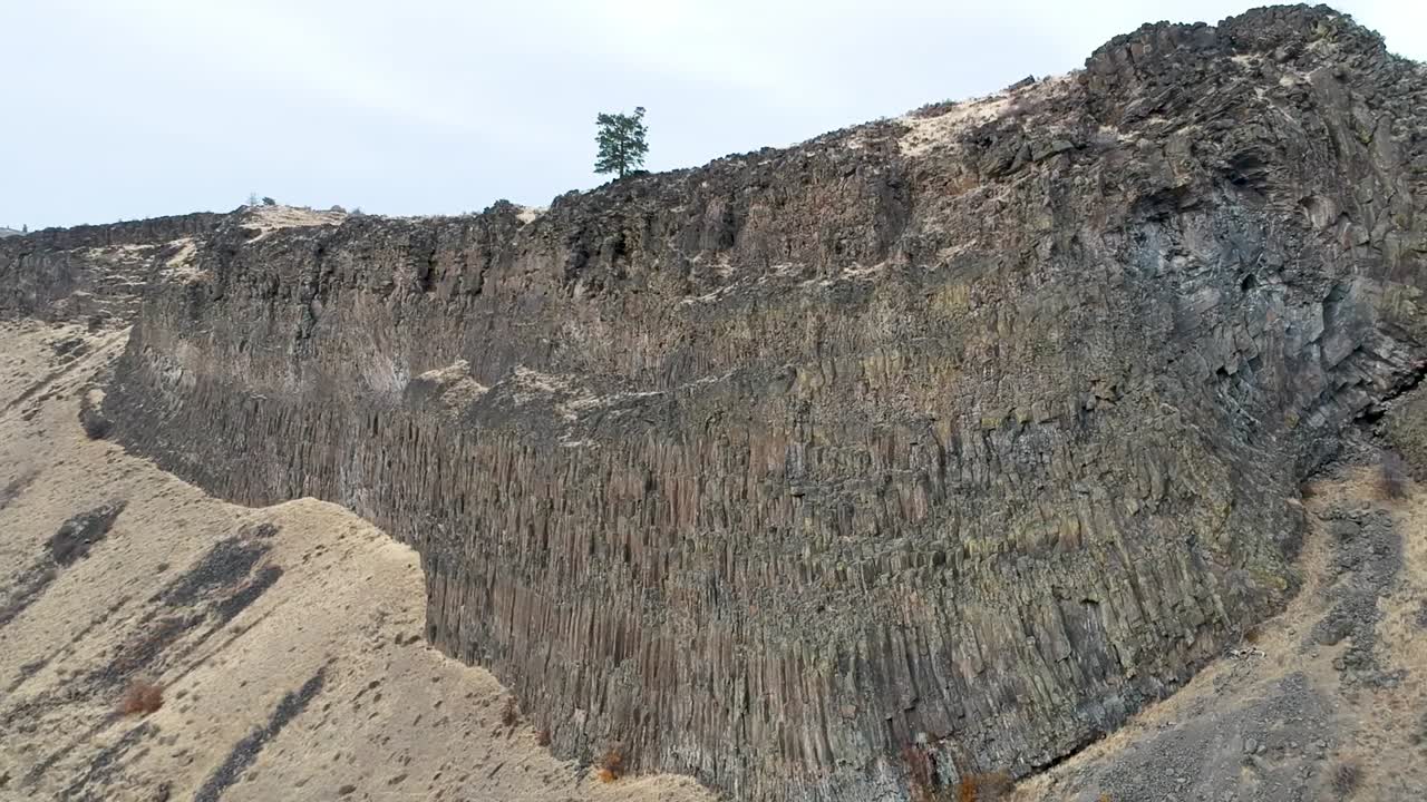 가을에 울퉁불퉁한 강 계곡의 아리엘 드론 영상