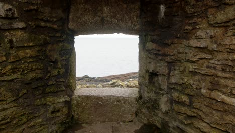 Mirando-A-Través-De-La-Ventana-Que-Se-Abre-En-Castle-Fort,-Falmouth-Con-El-Mar-De-Fondo