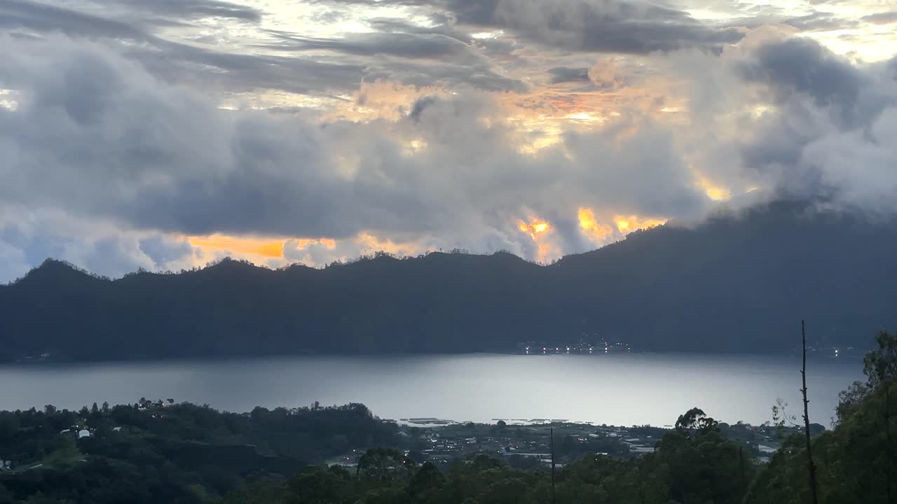 Matahari terbit yang menakjubkan diambil dari Gunung Batur di pulau liburan Bali di Indonesia