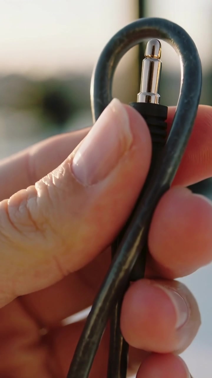 Vertical video: Entering frame right hand holding and checking 3