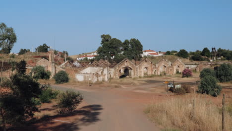 Alejándose-Abriendo-La-Vista-A-Los-Edificios-Abandonados-En-La-Mina-De-Cobre-De-Sao-Domingo