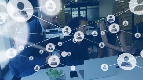 animación de la red de conexiones con iconos sobre diversas personas de negocios que usan tablets y computadoras portátiles
