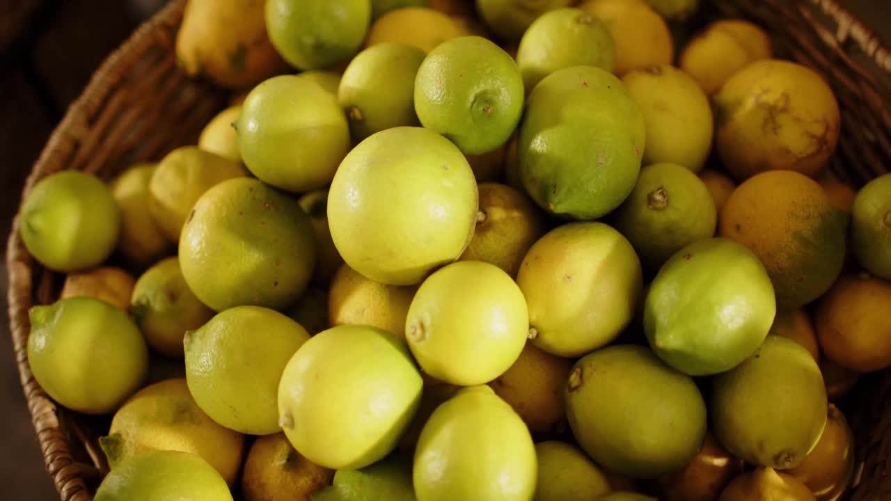 cierre de limones en la canasta en la tienda de alimentos saludables