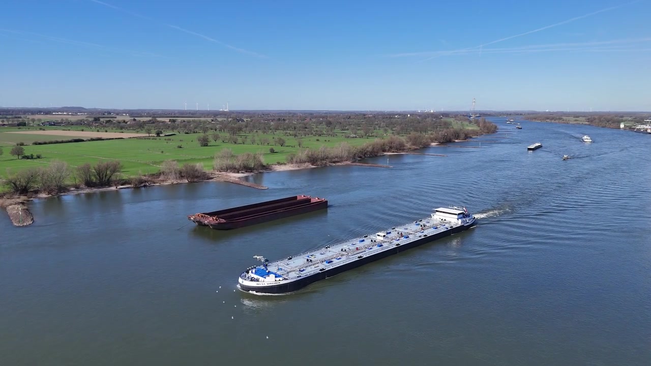 Avvicinamento aereo sul Reno verso una grande nave cisterna industriale che trasporta gas liquido vicino a Duisburg.