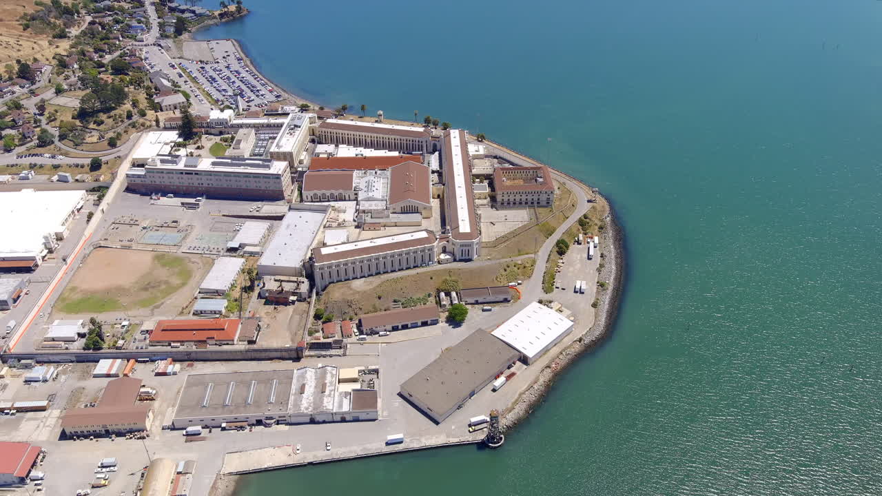 una vista aérea de la prisión estatal de san quentin luego retroceda e incline hacia arriba para revelar el puente richmond-san rafael