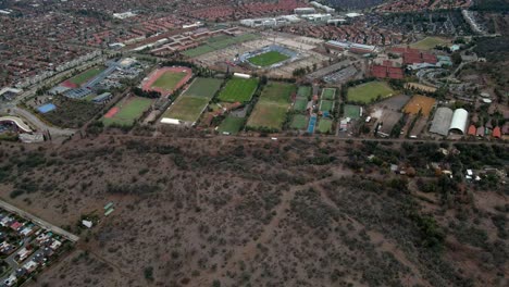 Vista-Aérea-Del-Carro-Inclinado-Hacia-Abajo-Del-Estadio-San-Carlos-De-Apoquindo,-Sede-Del-Equipo-De-La-Universidad-Católica,-Santiago,-Chile