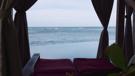 cabaña privada de lujo con vista al mar en la piscina infinita, resort tropical frente a la playa, hawaii