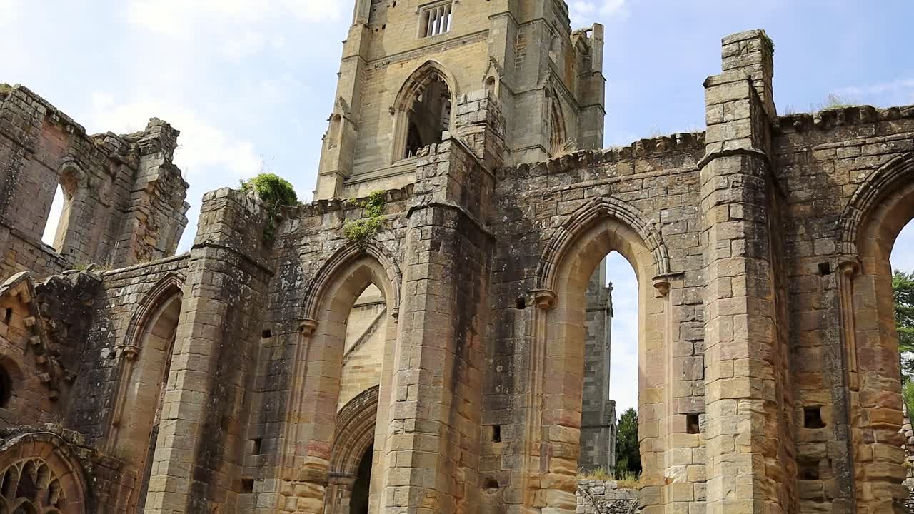 Vista dal basso verso l'alto del monastero cistercense in rovina, Fountains Abbey nel North Yorkshire, Regno Unito.