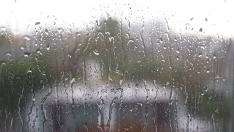 día lluvioso a través de la ventana de los dormitorios
