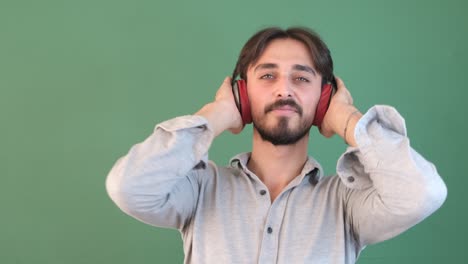 hombre con auricular de fondo verde