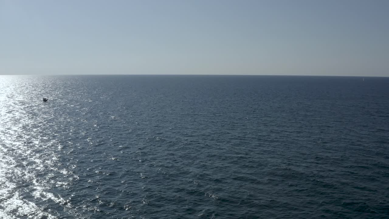 한 대의 모터보트가 바닷물을 가로지르는 공중 와이드 샷, 드론 샷
