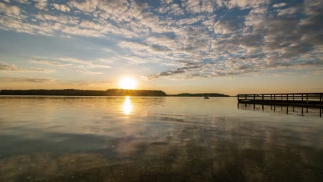 Puesta-De-Sol-Sobre-El-Lapso-De-Tiempo-Del-Lago