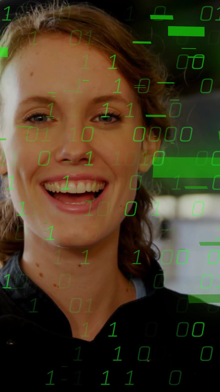 Telecamera che si sposta verso l'alto, donna che ride alla telecamera, codice binario verde che si intensifica sul viso, demo tecnologica