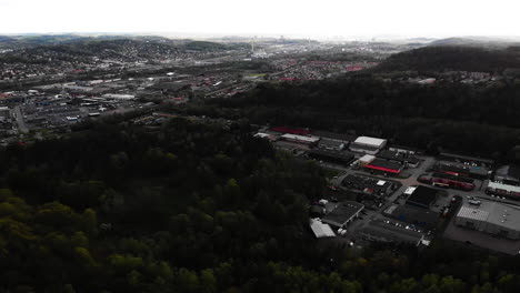 Toma-Aérea-De-Una-Ciudad-Suburbana-Rodeada-Por-Un-Denso-Bosque-Nórdico-En-Suecia