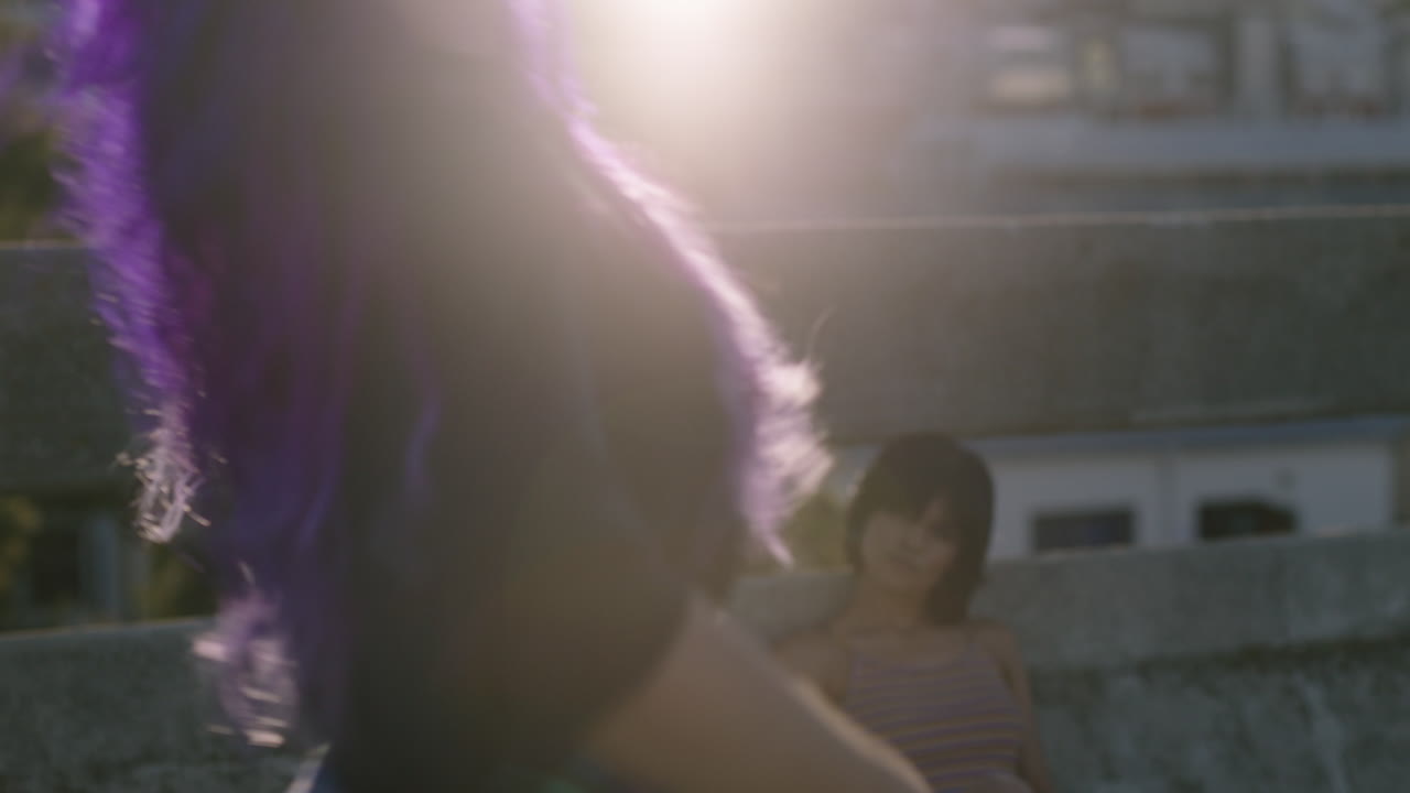 mujer bailarina joven bailarina de hip hop con cabello colorido realizando movimientos contemporáneos amigos viendo disfrutando de la danza freestyle urbana niñas multiétnicas relajándose practicando en la calle en la ciudad