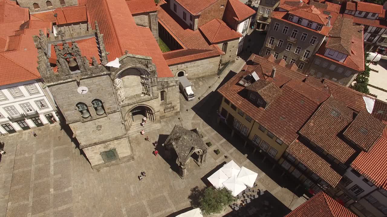 Luftfoto af Oliveira-pladsens vartegn med kirken, Guimarães.