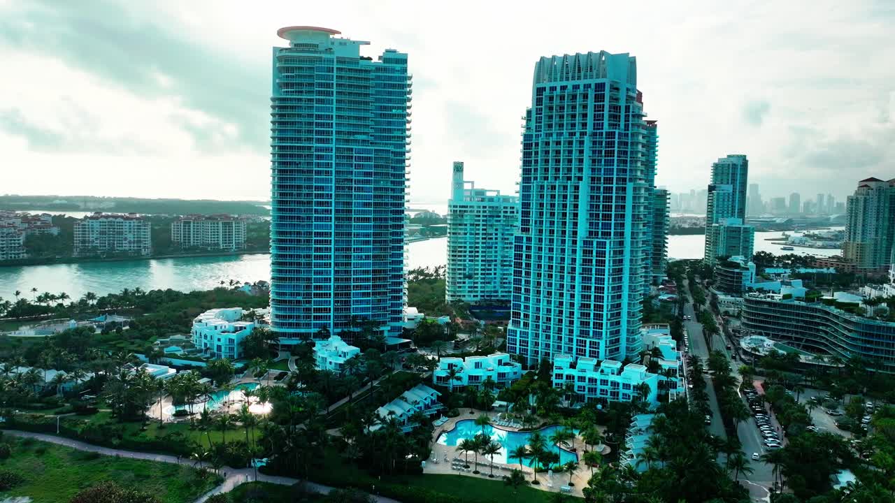 vista de aviones no tripulados de los hoteles en south beach, miami, florida