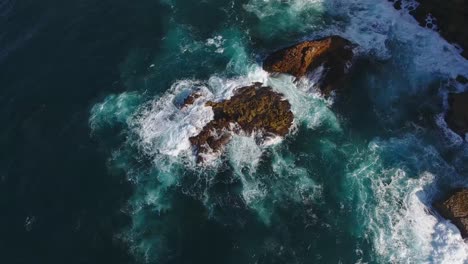 Olas-Rompiendo-En-Rocas-En-El-Océano-Azul