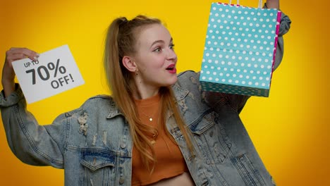mujer emocionada por la venta de compras