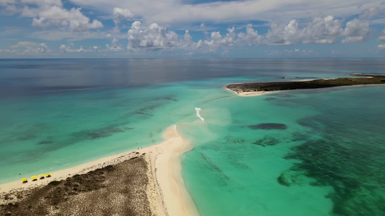 Video taken with a stabilized drone at CAYO DE AGUA, Los Roques, Venezuela