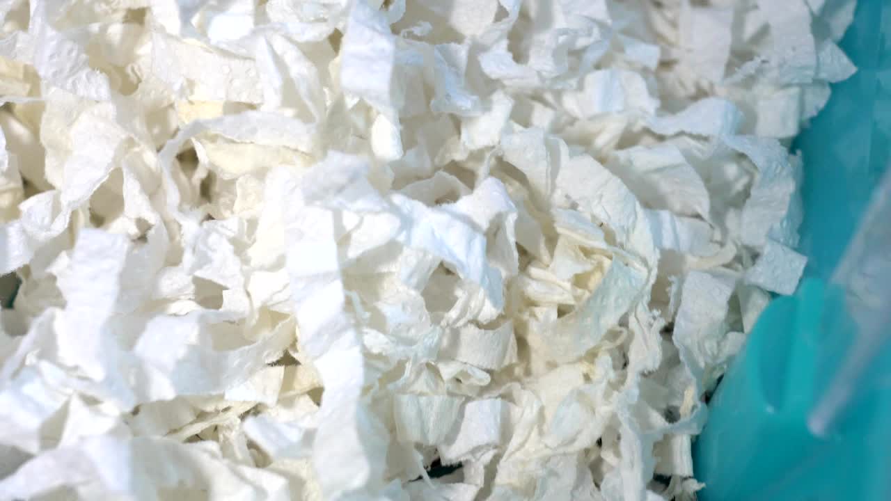 케이지 밖으로 올라가고 싶은 햄스터.