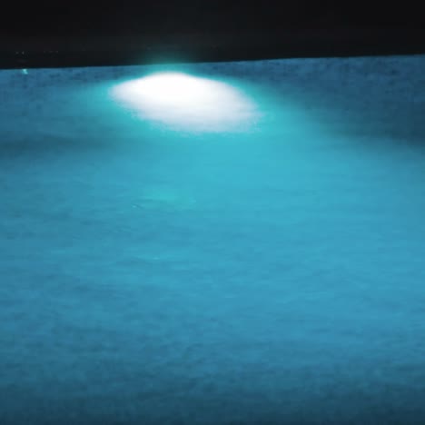 piscina en un lujoso complejo tropical por la noche