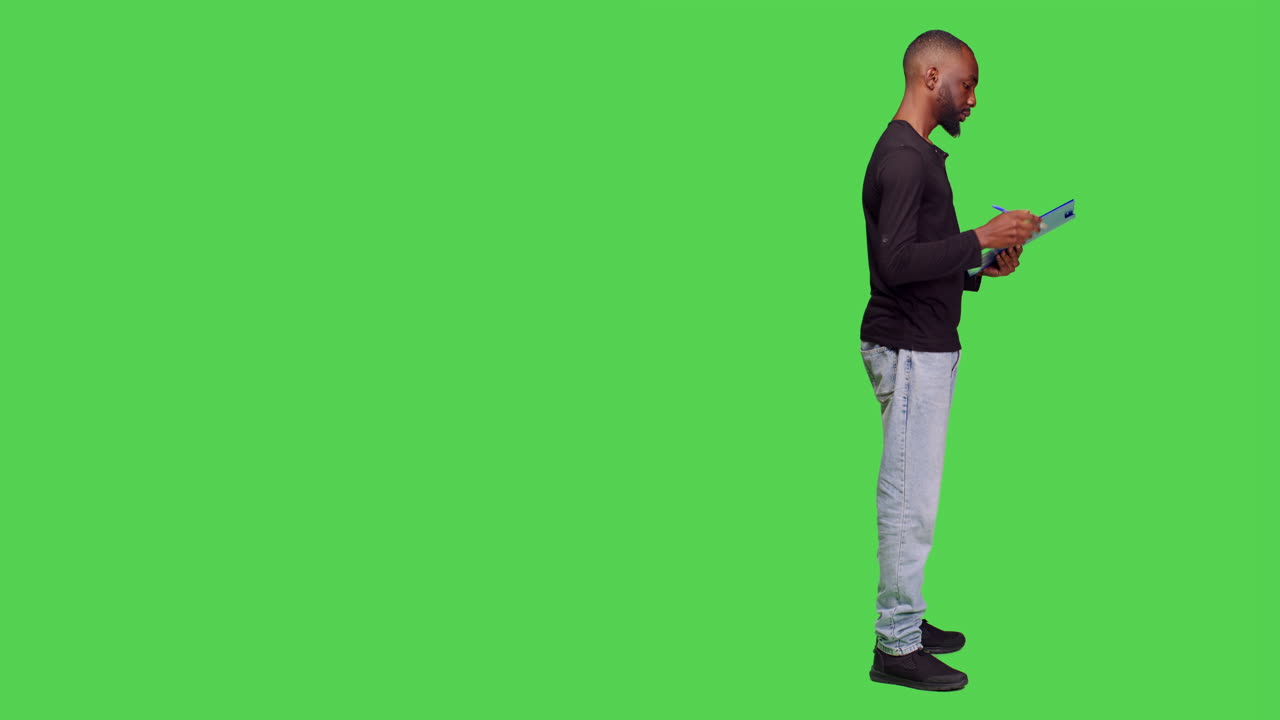 Homem em tela verde usando uma prancheta