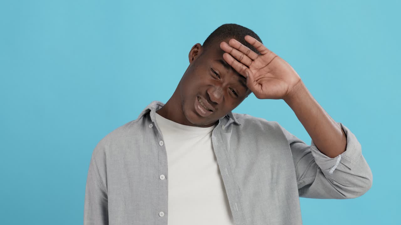 hombre que sufre de calor o estrés