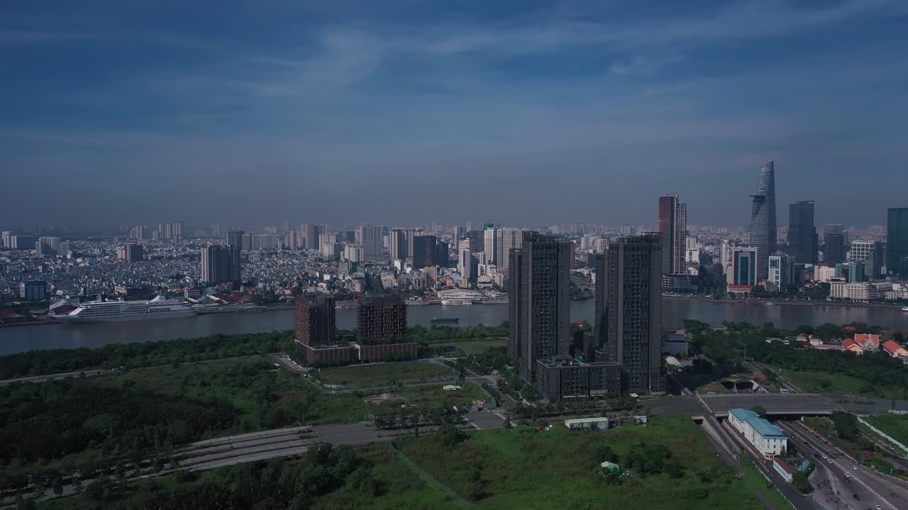 panorama aéreo de vietnam, el horizonte de la ciudad de ho chi minh en un día soleado y despejado con arquitectura, el río saigón, la entrada del túnel de cruceros y el puerto