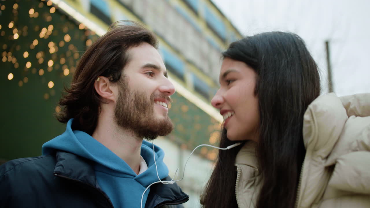 hombre besando a su novia al aire libre